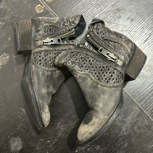 Circle g cutout booties